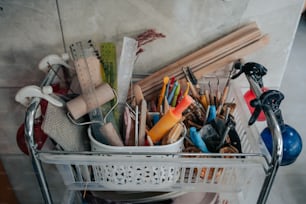 Una cesta llena de muchos tipos diferentes de herramientas