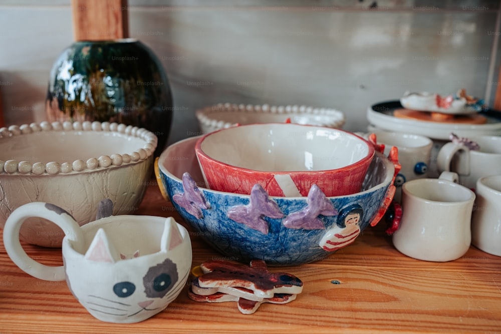 une table en bois surmontée de bols et de tasses