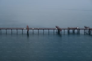 Une longue jetée s’étend dans l’océan