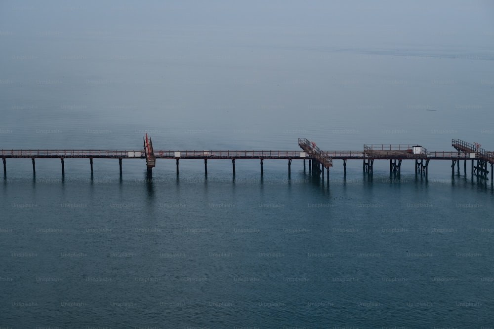 長い桟橋が海に伸びています