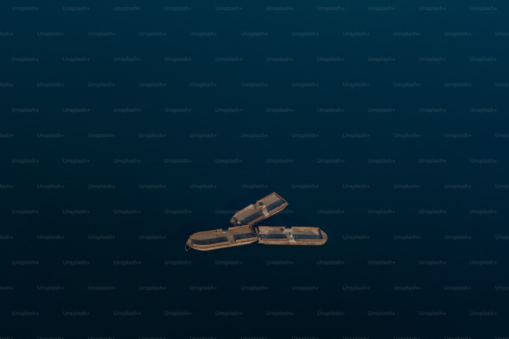 une paire de tongs flottant au-dessus d’un plan d’eau