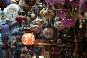 Una tienda llena de muchas lámparas de diferentes colores