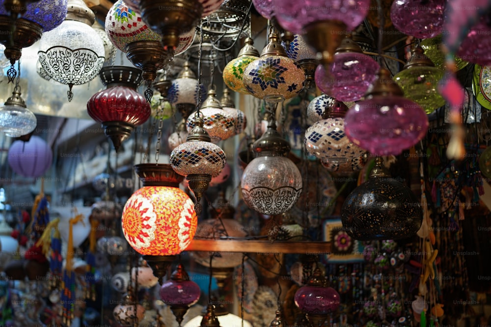 Una tienda llena de muchas lámparas de diferentes colores