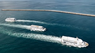 quelques bateaux qui sont dans l’eau