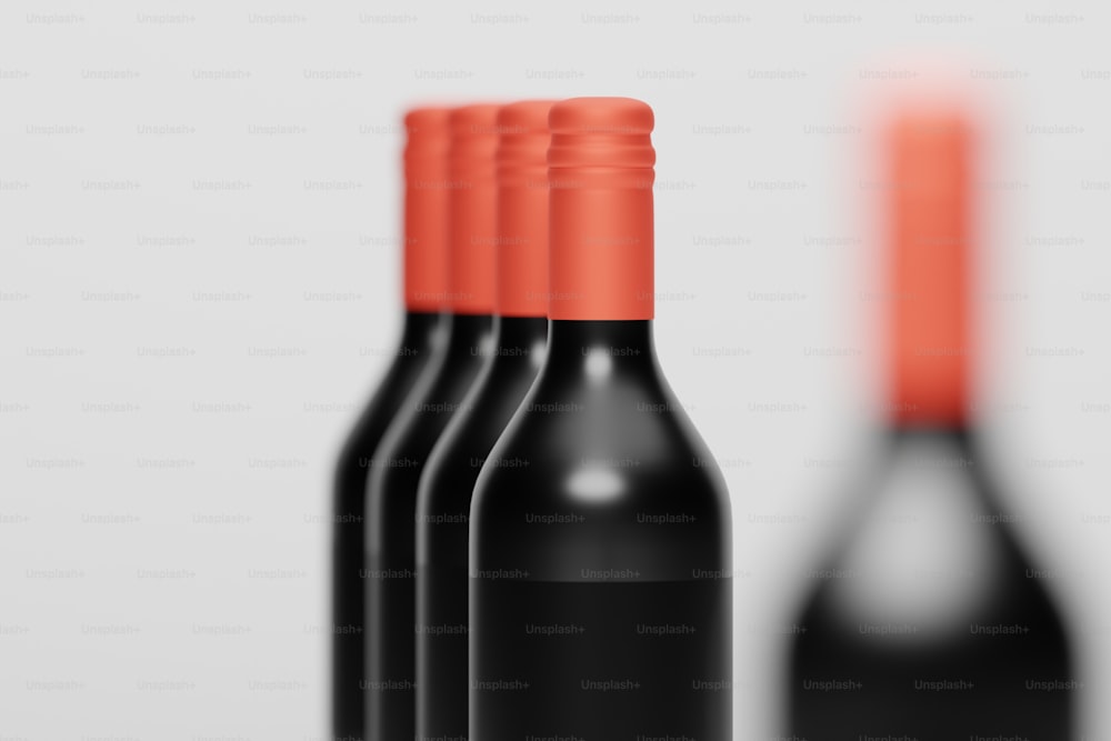 um grupo de três garrafas pretas sentadas uma ao lado da outra