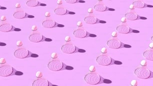 ピンクの背景に白い丸薬がたくさん
