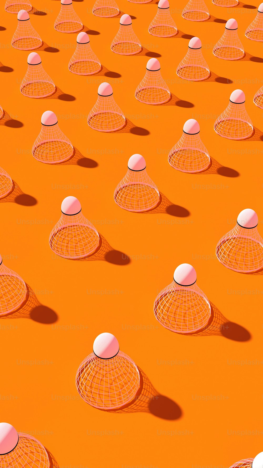 オレンジ色の表面の上に座っている白いボールのグループ
