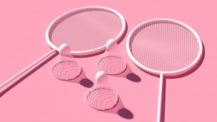 Tre racchette da tennis rosa su uno sfondo rosa