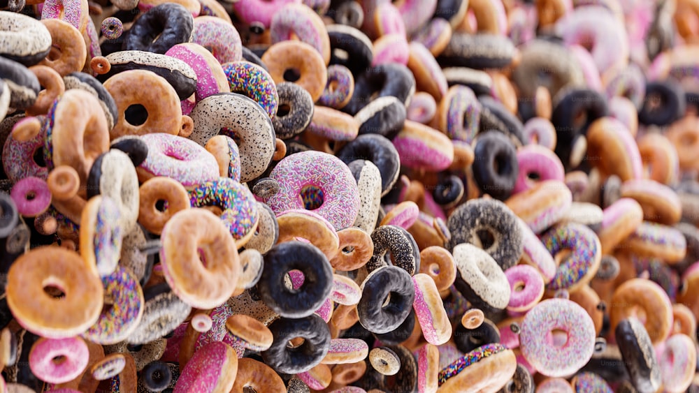 uma pilha de donuts com polvilhos sobre eles