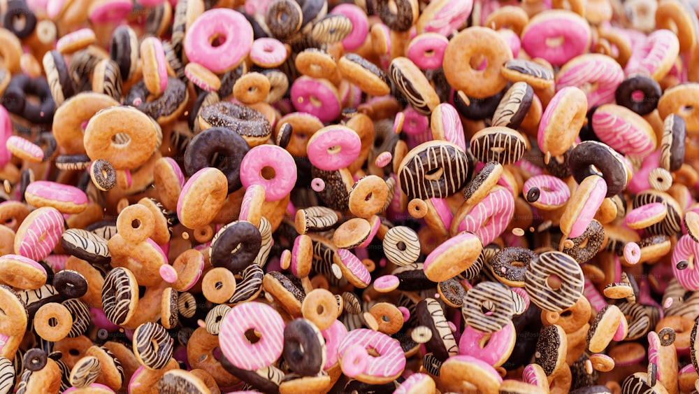 Ein Haufen rosa und schwarzer Donuts und Donuts auf einem Tisch