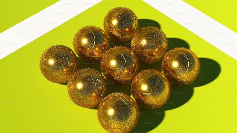 un mazzo di palline d'oro lucido su uno sfondo verde e bianco