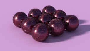 Un mucchio di palline viola lucide su uno sfondo viola