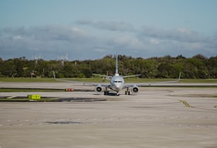 空港の駐機場の上に座っている大型ジェット旅客機