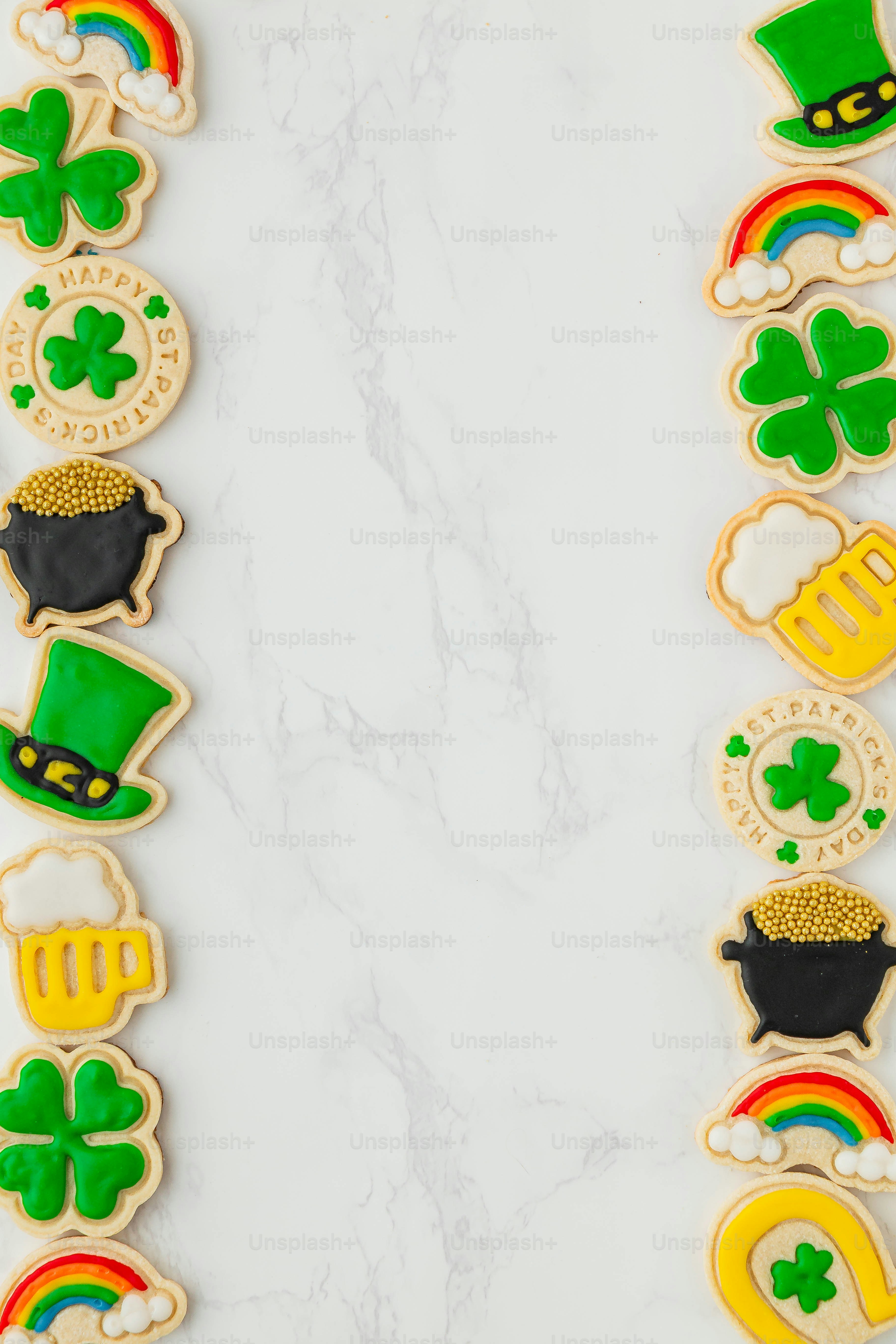 un certo numero di biscotti decorati su un tavolo