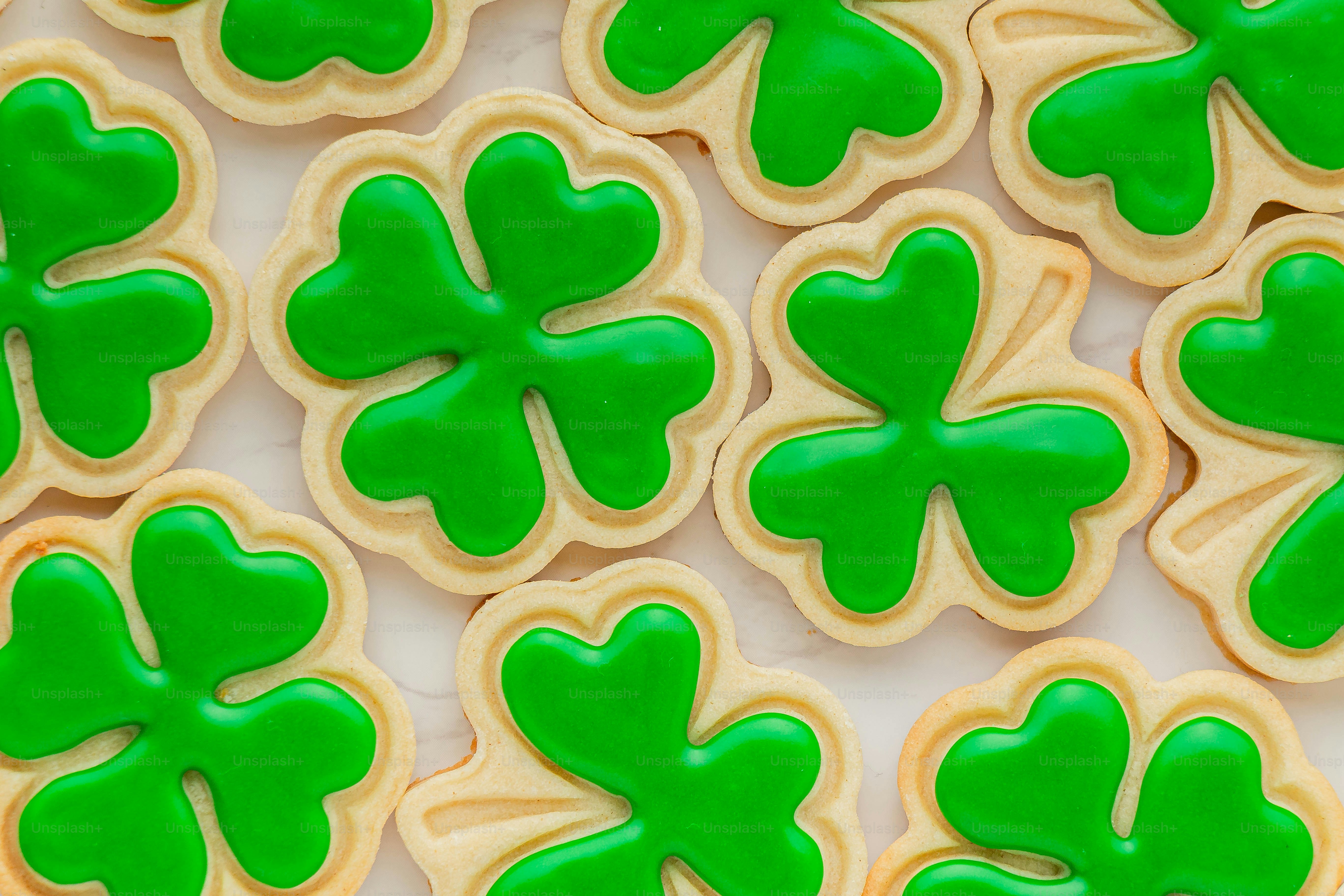 un primo piano di alcuni biscotti con glassa verde