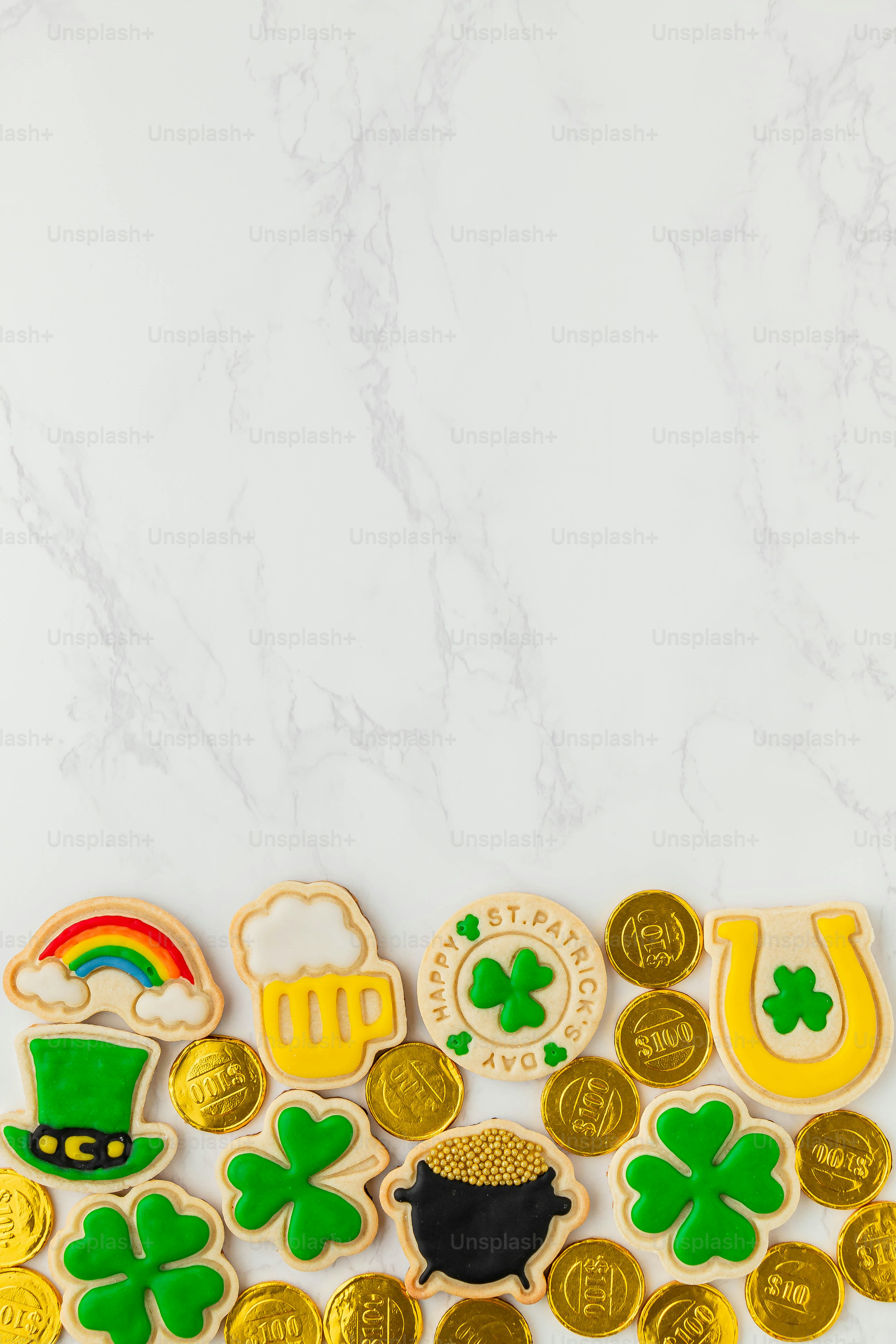 シャムロックと金貨の聖パトリックデークッキーの写真 – Unsplashの祝いの画像