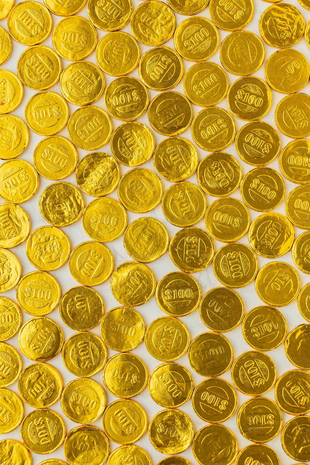 Una pila de monedas de oro sentada encima de una mesa