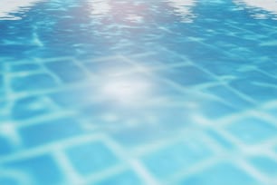 une piscine bleue avec le soleil se reflétant sur l’eau