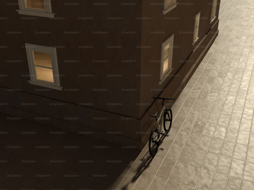 Una bicicleta apoyada contra el costado de un edificio