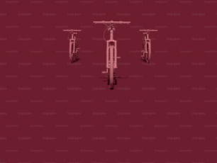 Tres bicicletas se muestran sobre un fondo rojo