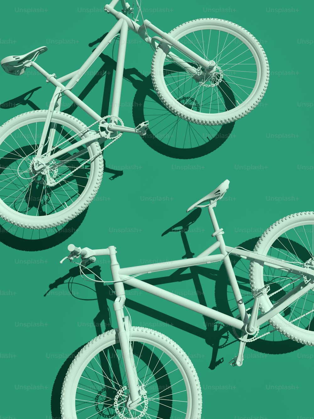 緑の背景に2台の白い自転車