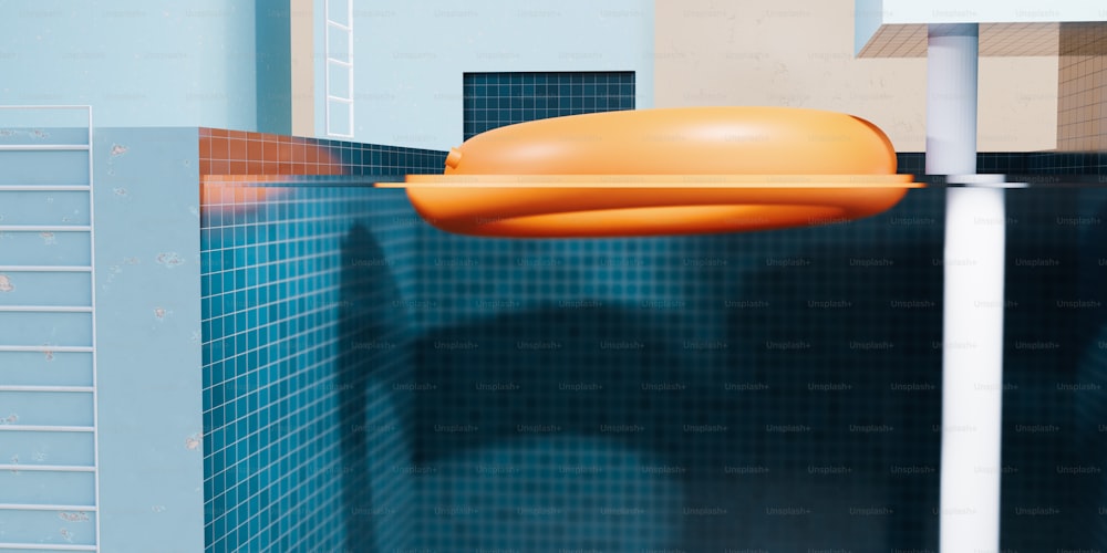 Ein orangefarbenes Objekt, das in einem blau gefliesten Badezimmer schwebt