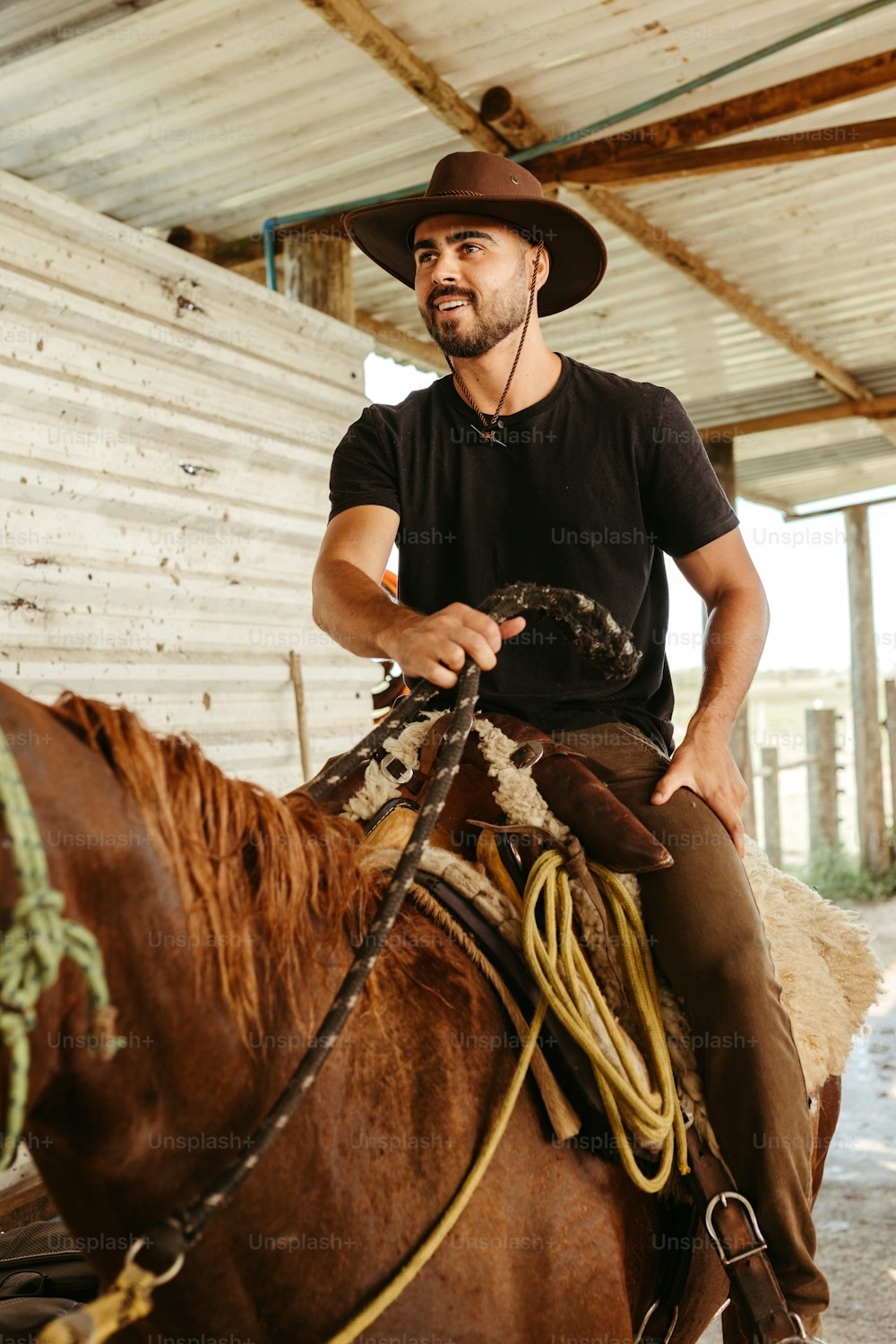 um homem em um chapéu de cowboy montando um cavalo