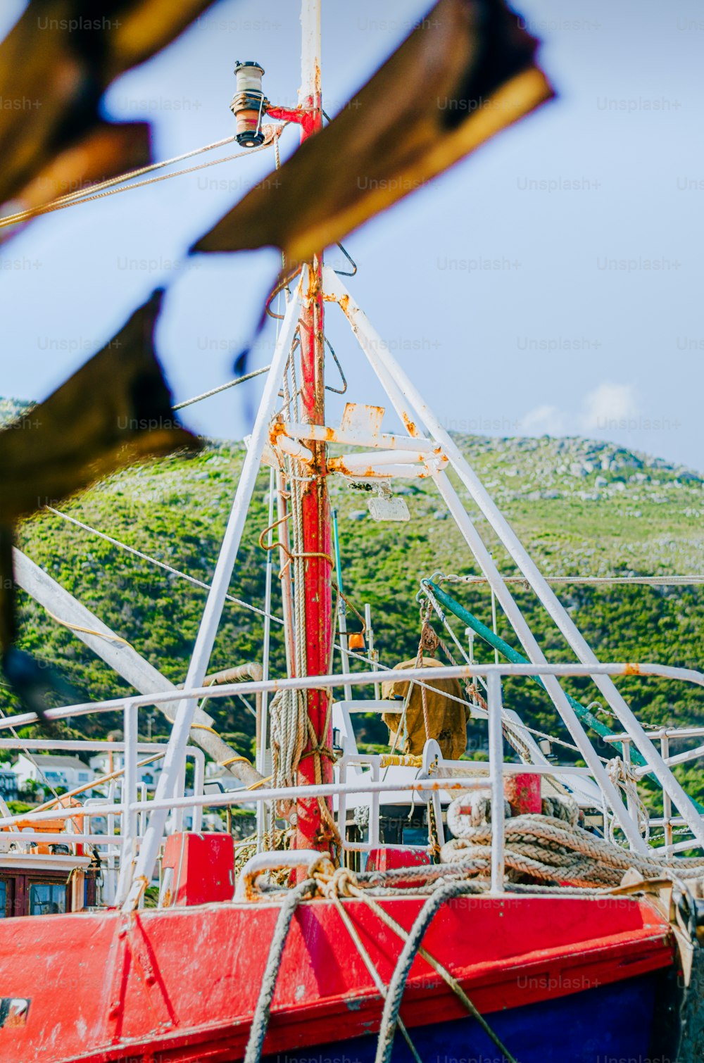 Un barco rojo y azul en el agua