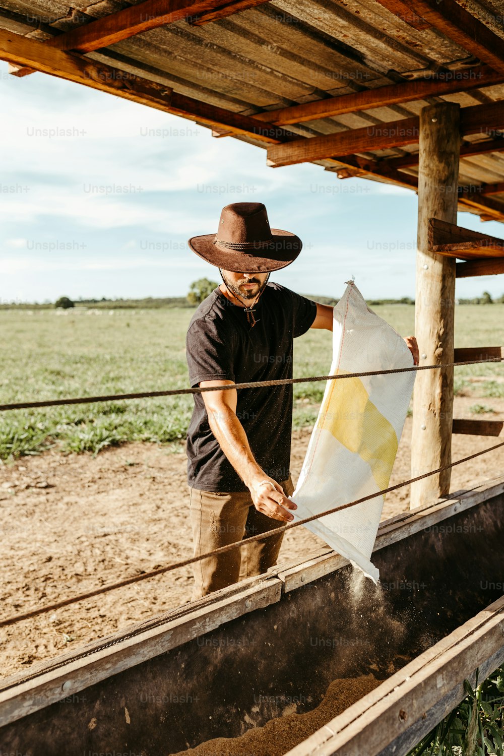 Un homme portant un chapeau de cow-boy tenant un drapeau