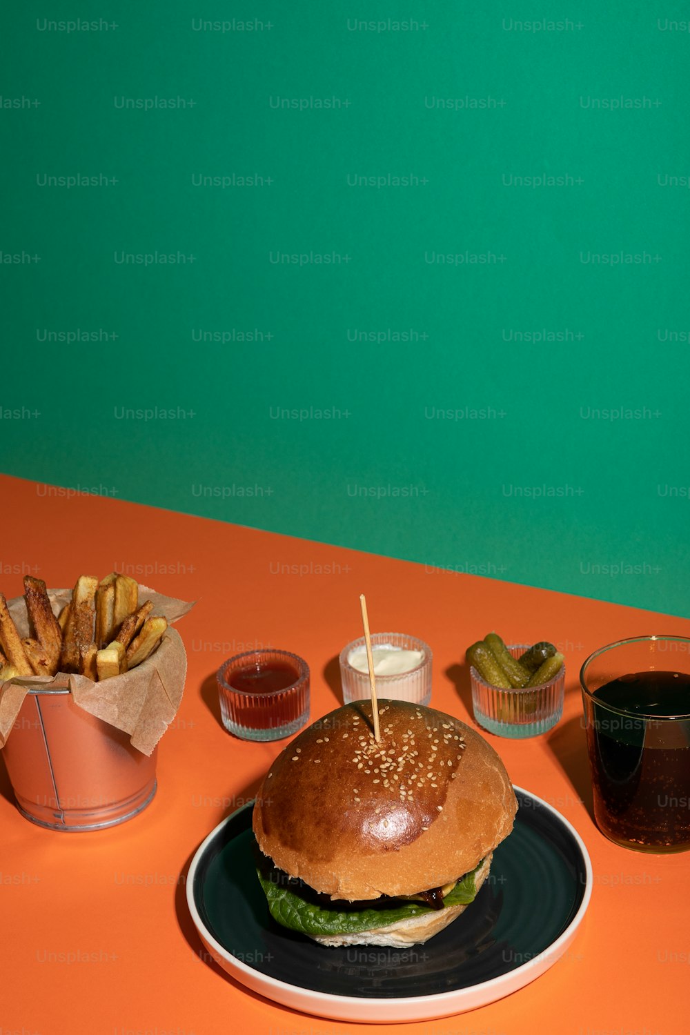 un hamburger et des frites sur une assiette sur une table