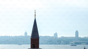 um campanário da igreja com vista de uma cidade ao fundo