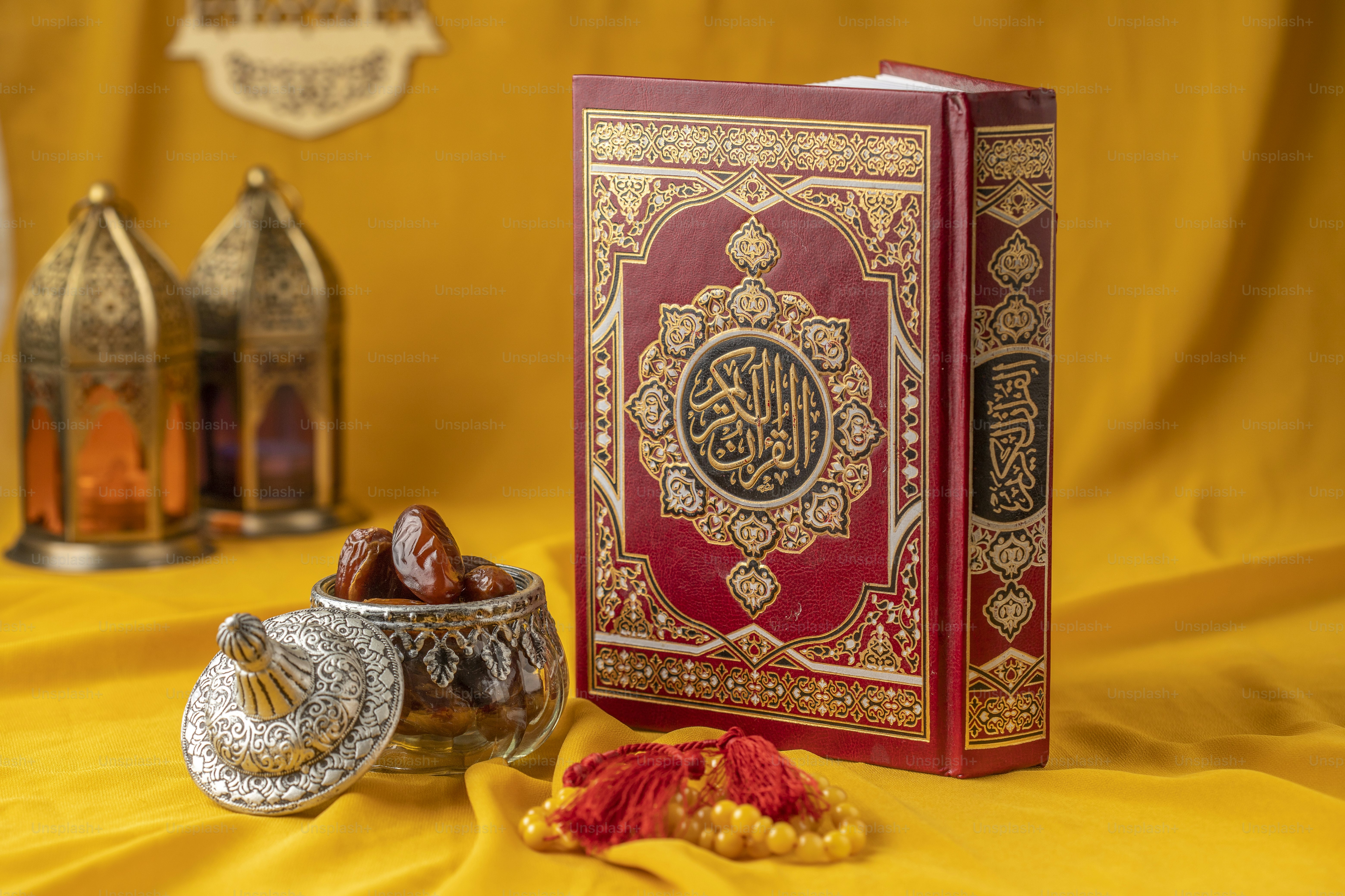 Sebuah buku merah yang duduk di atas meja di sebelah semangkuk makanan