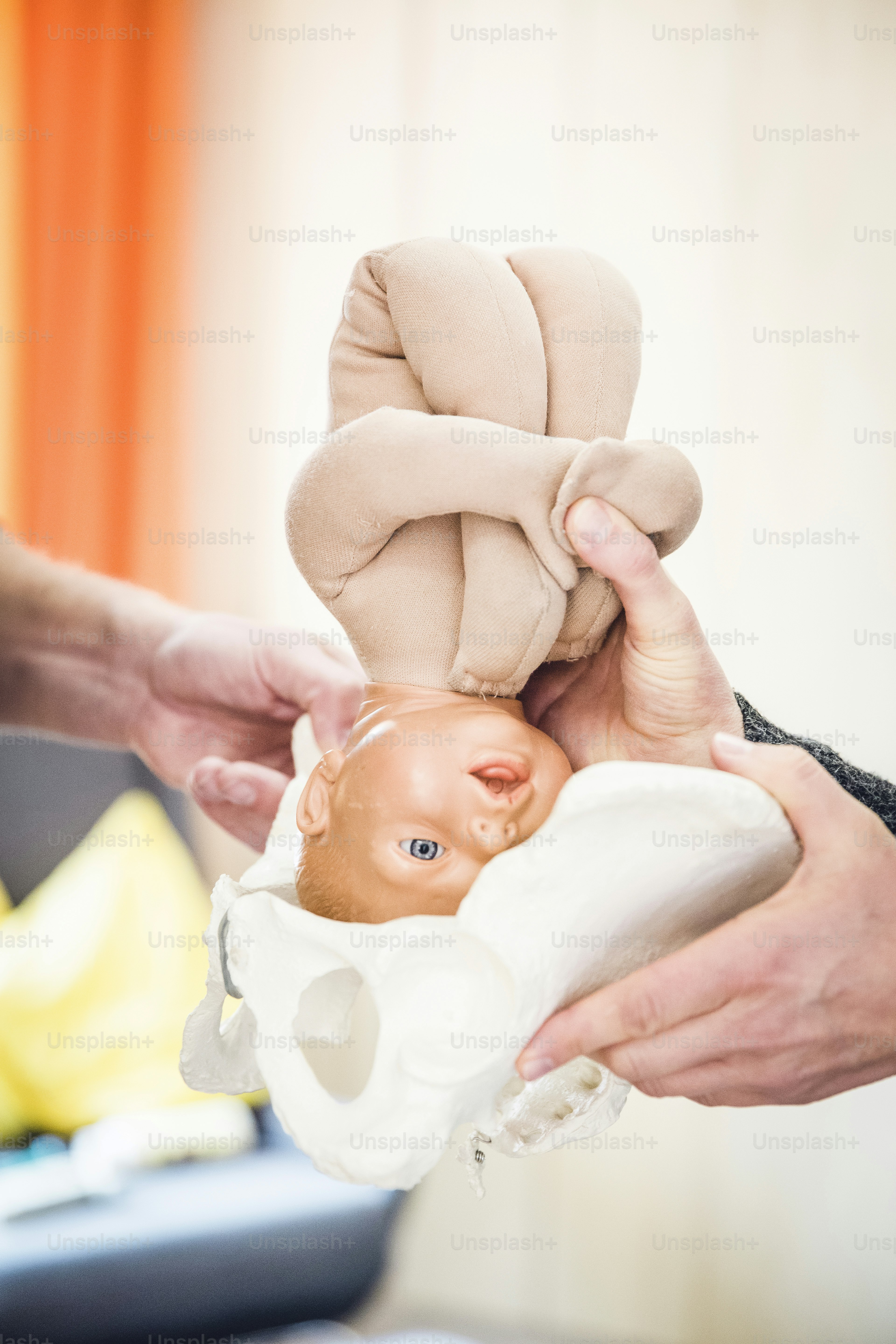 Una persona sosteniendo una muñeca en sus manos