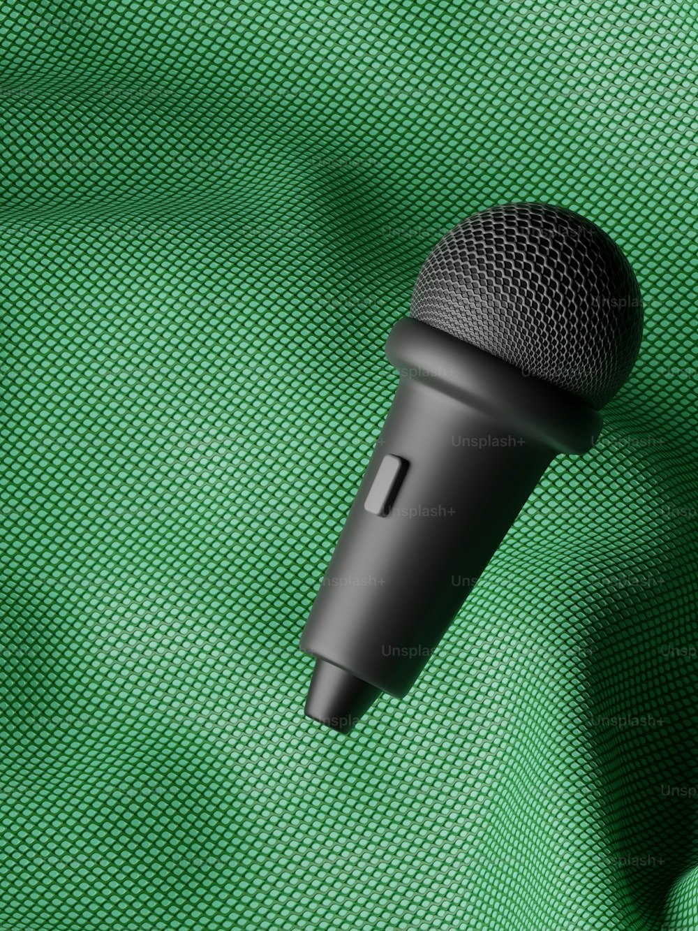 Un micrófono negro sobre fondo verde