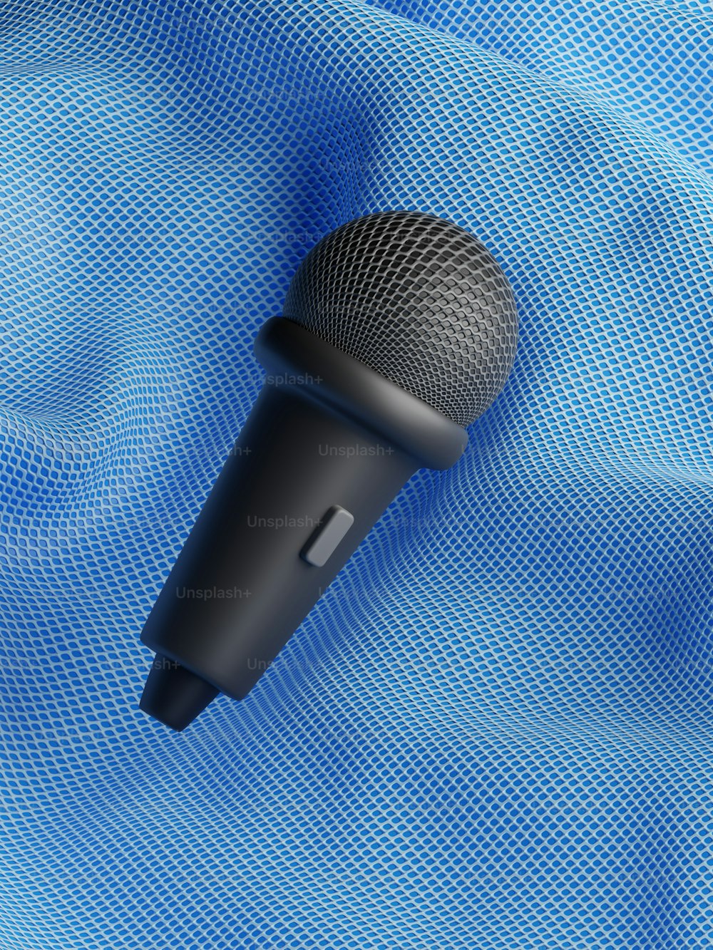 ein schwarzes Mikrofon auf blauem Hintergrund