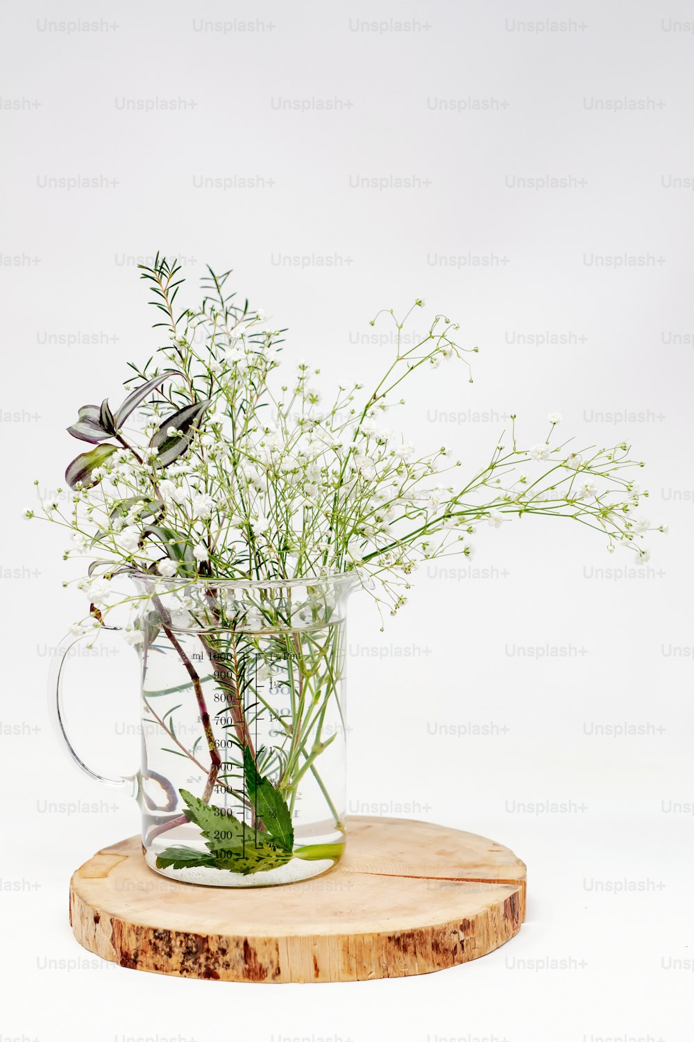 Un jarrón lleno de flores encima de una mesa de madera