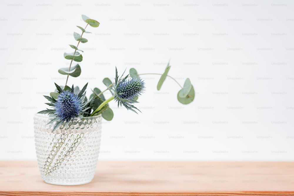 un vaso con una pianta su un tavolo