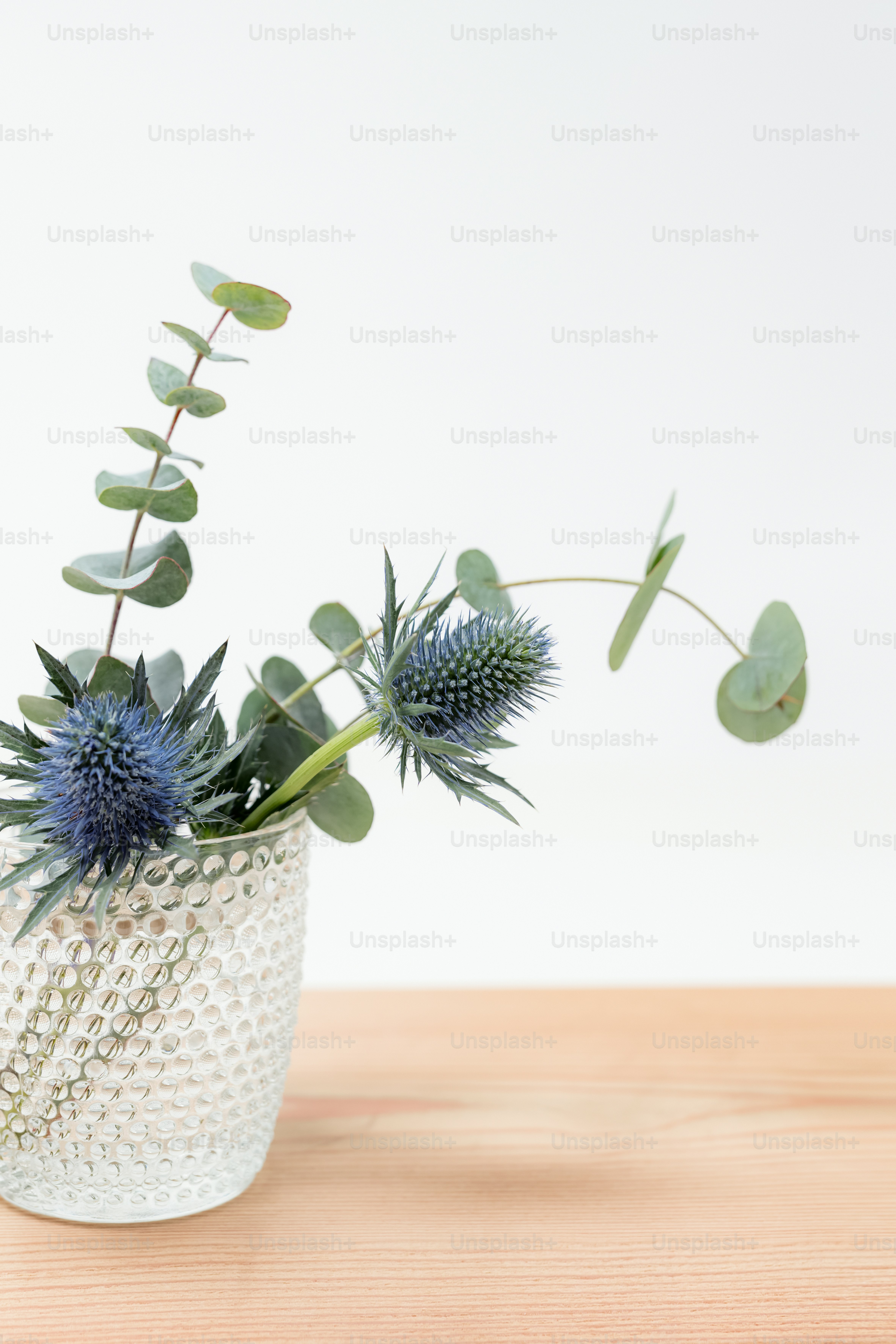 un jarrón con una planta dentro de él sobre una mesa
