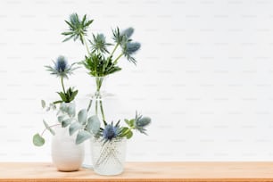 quelques vases remplis de fleurs sur une table