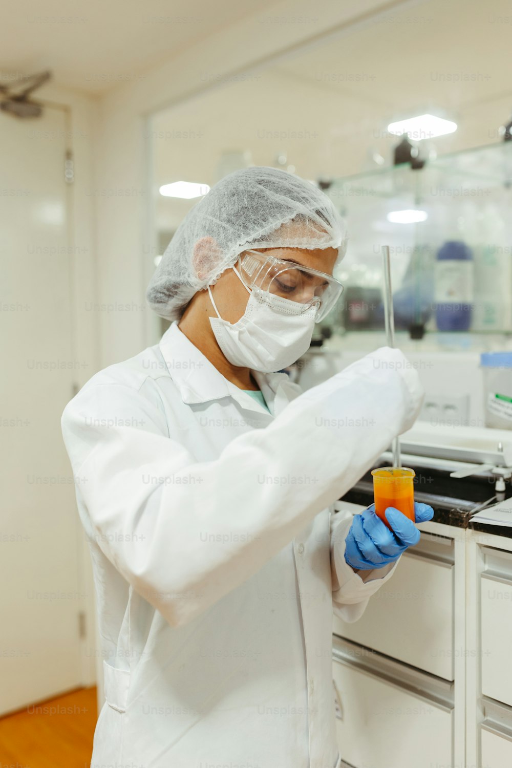 Una persona en un laboratorio sosteniendo un tubo