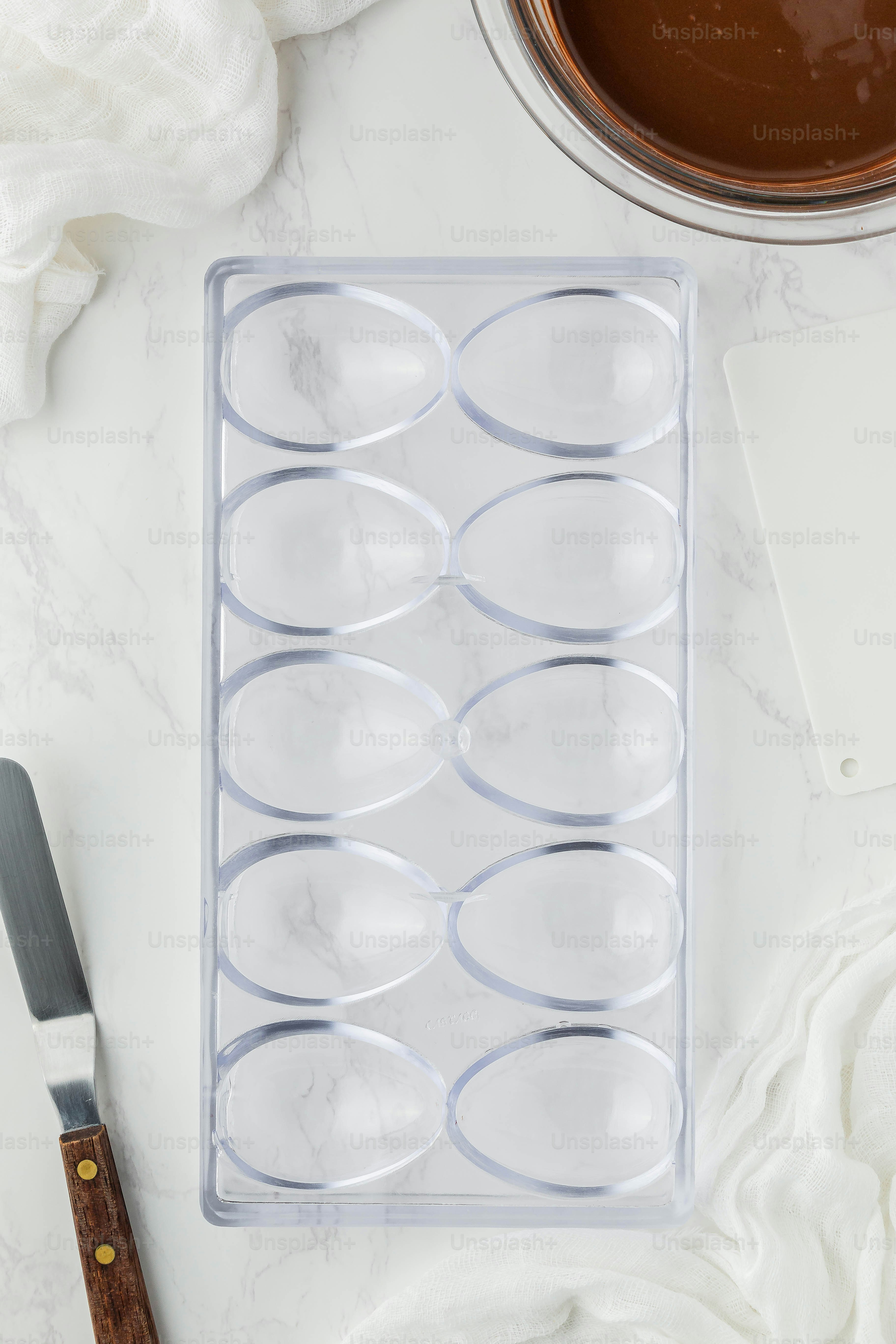 ein Tablett mit Eiern, das auf einem Tresen neben einem Messer steht