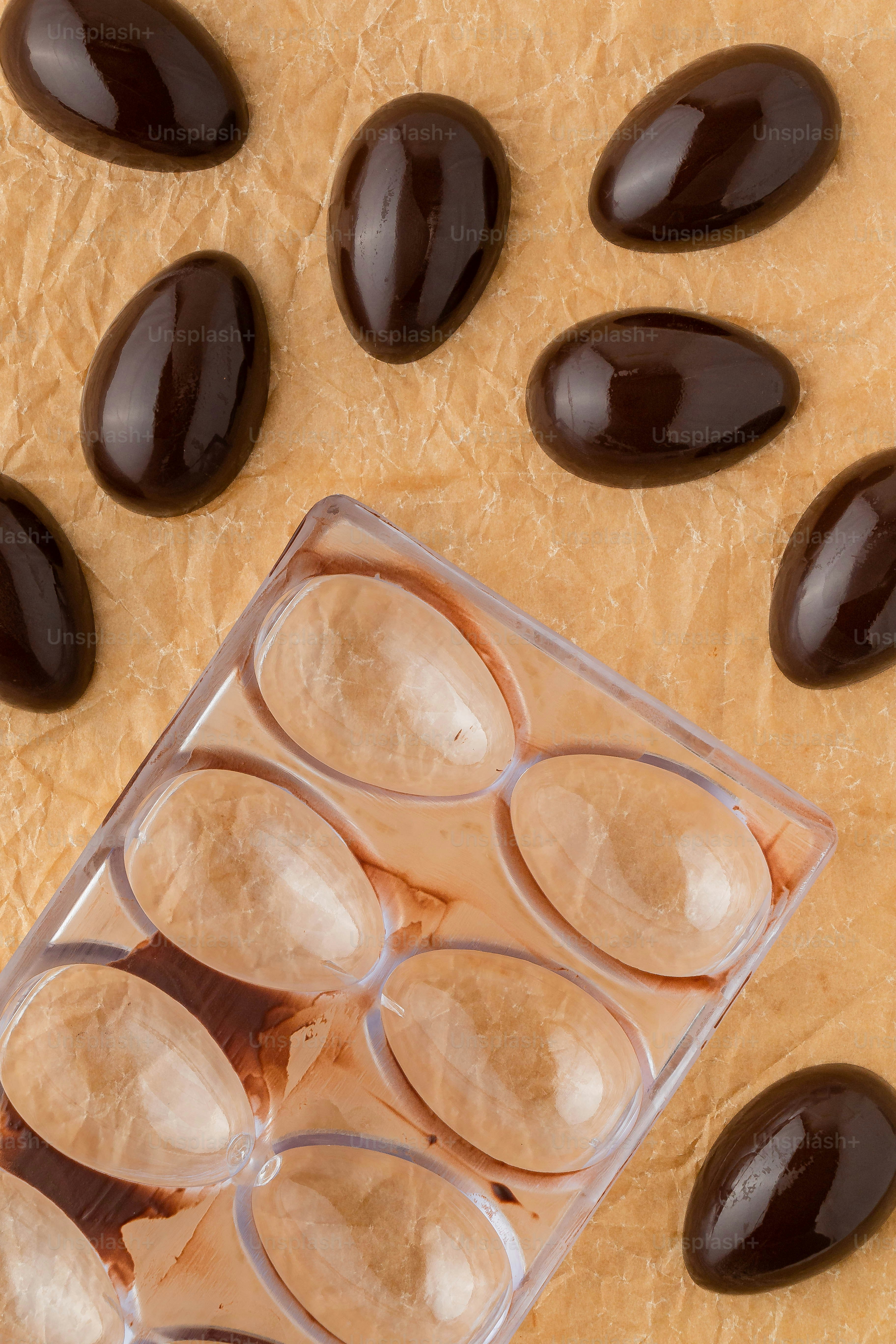 una bandeja de cubitos de hielo llenos de huevos de chocolate