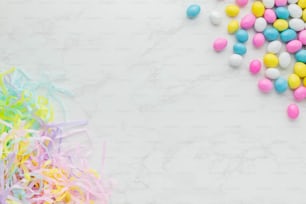 Un montón de dulces de colores sobre una mesa blanca