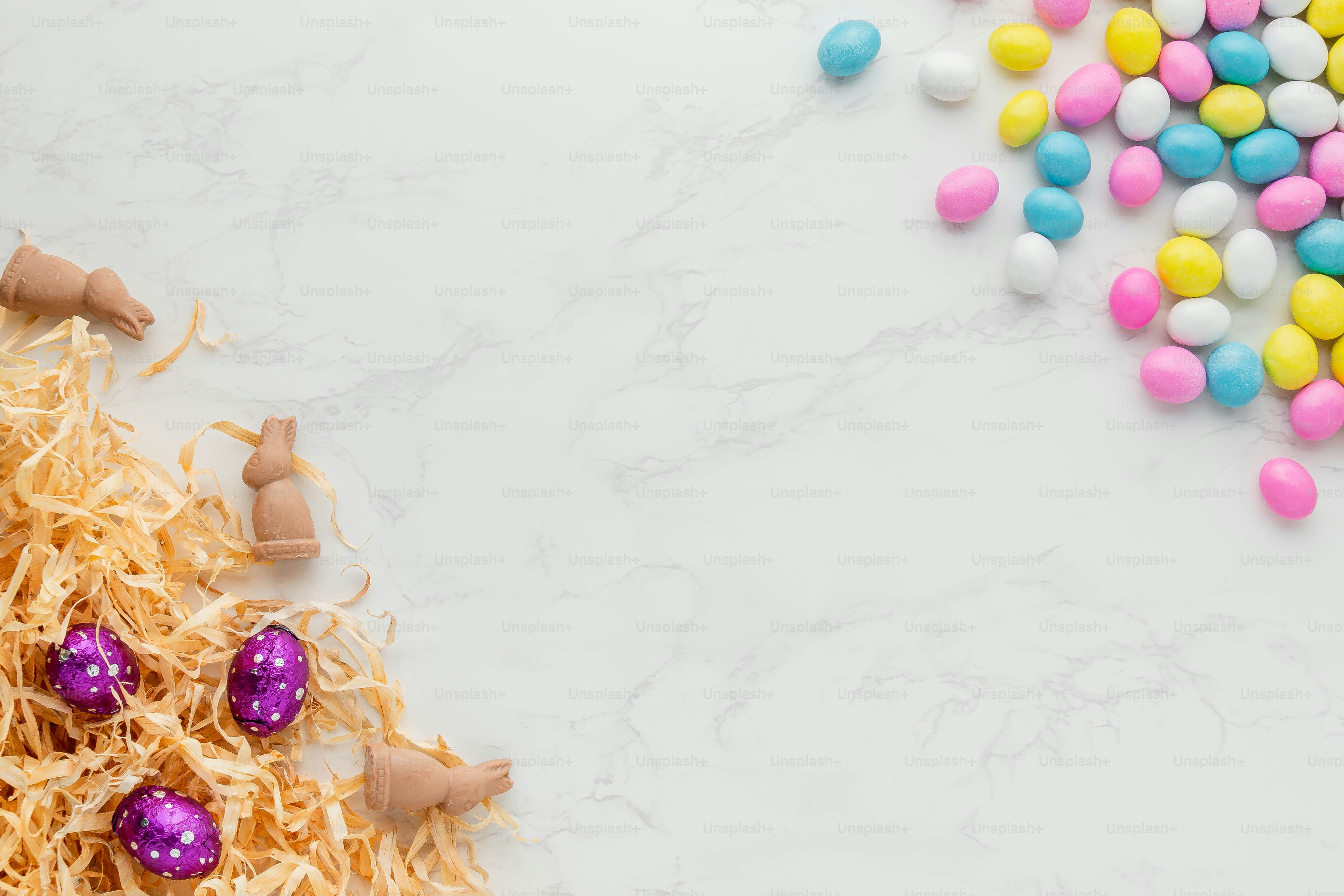 uma mesa coberta com muitos doces e doces