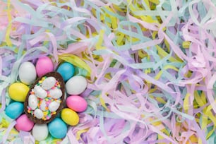Un huevo de chocolate rodeado de huevos de Pascua y chispas