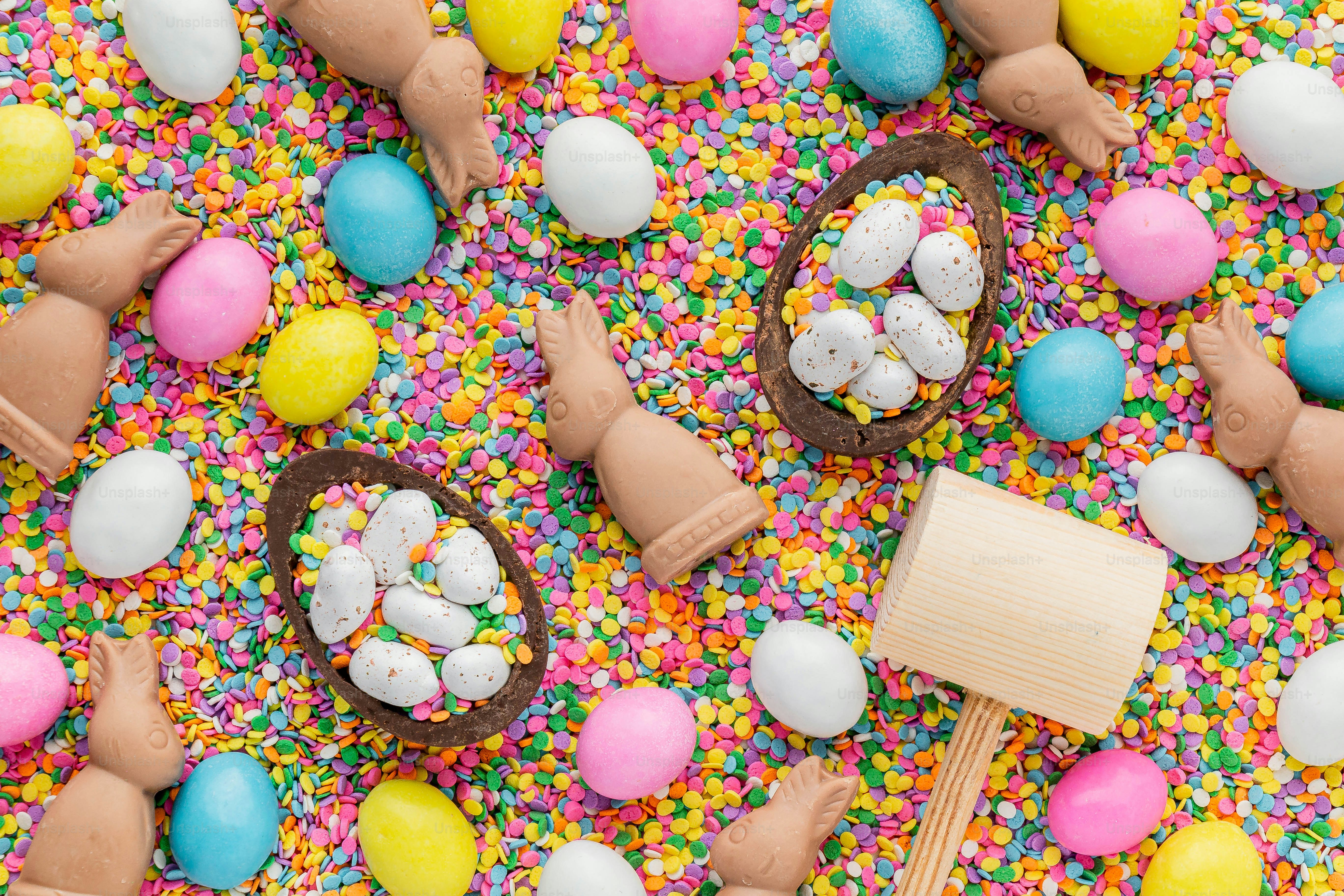 ein Tisch mit vielen verschiedenfarbigen Bonbons