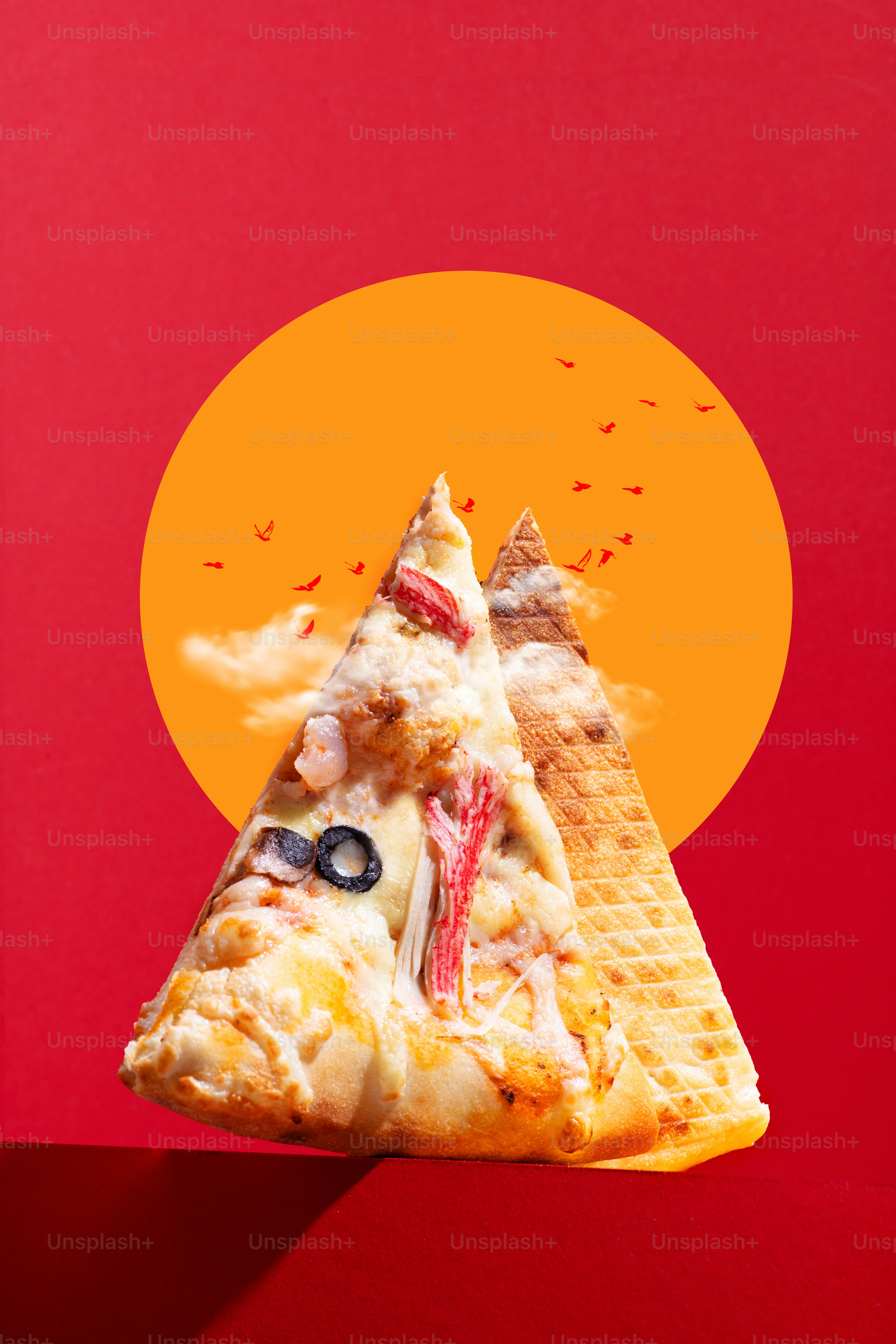 sepotong pizza dengan gambar seorang wanita di atasnya