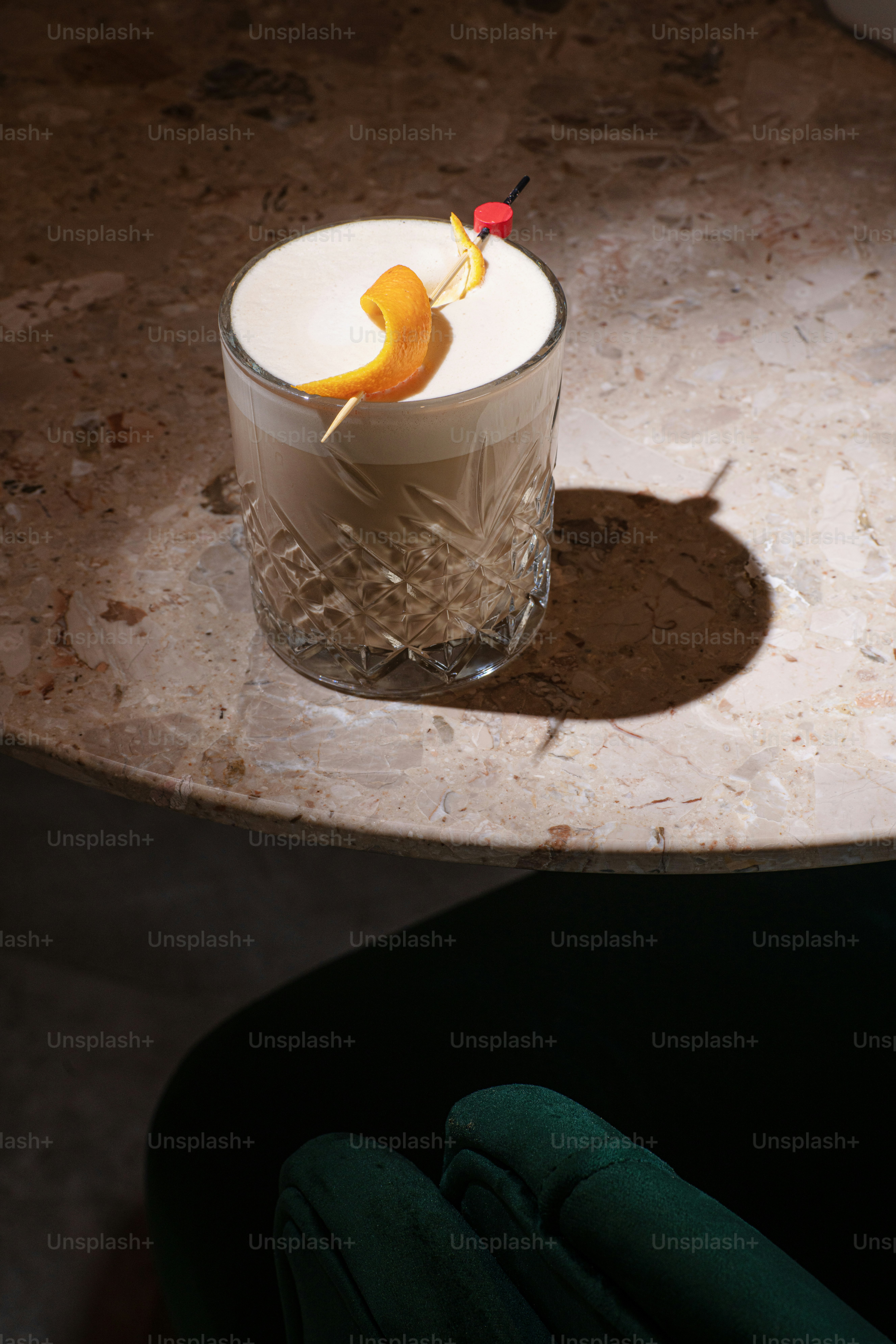 un vaso con una pequeña cáscara de naranja que sobresale de él