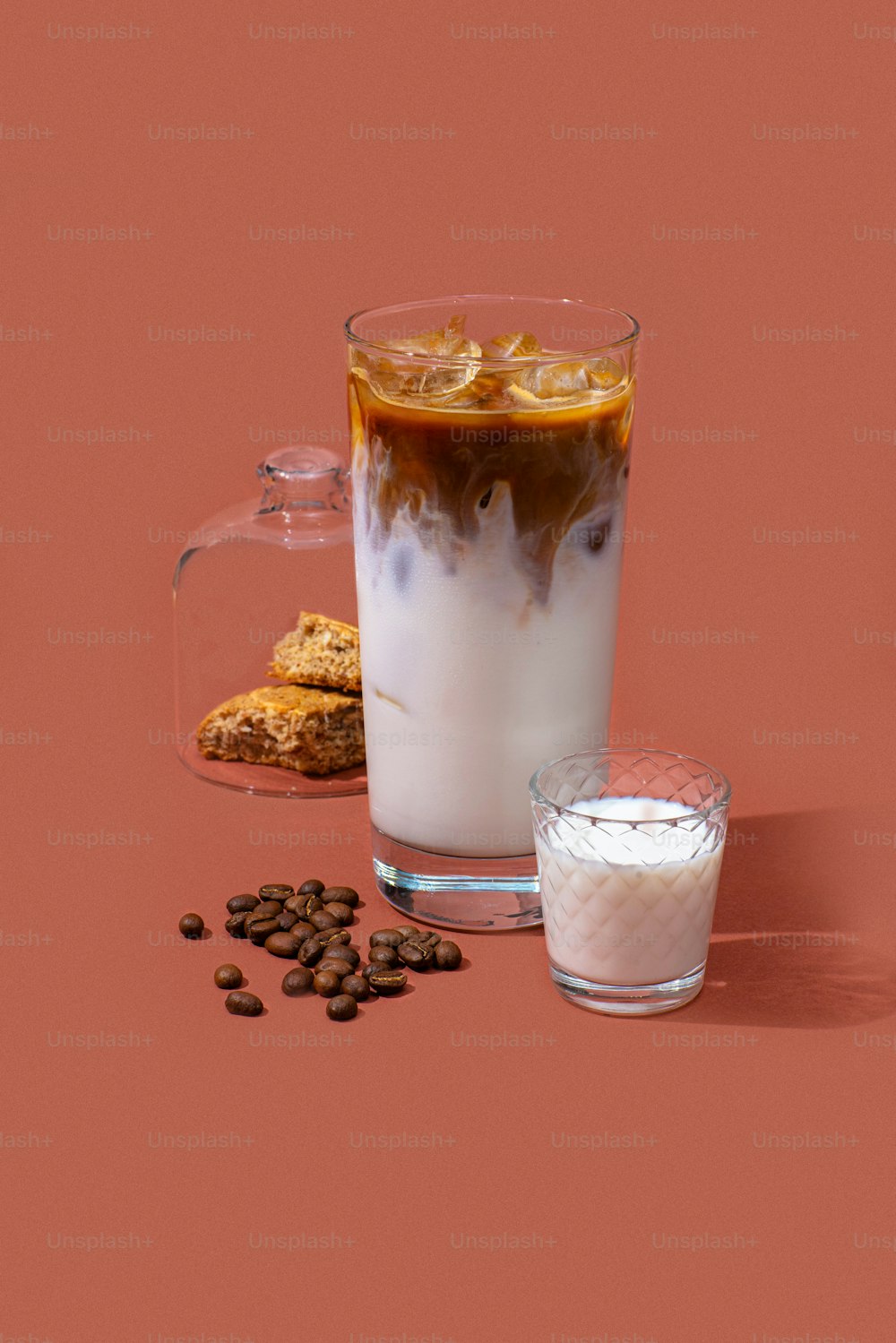 ein Glas Eiskaffee neben einer Tasse Kaffee