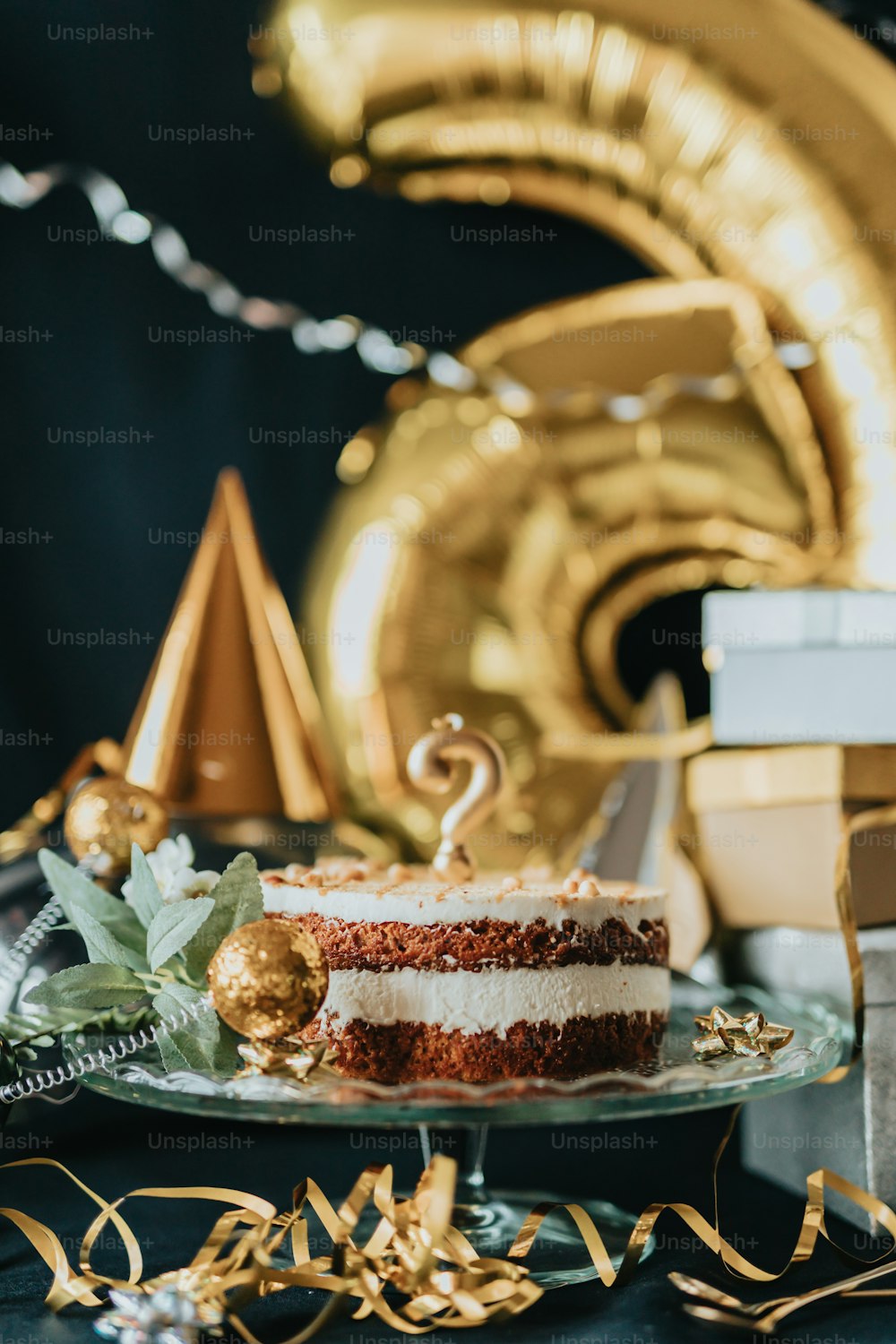 un morceau de gâteau posé sur une table
